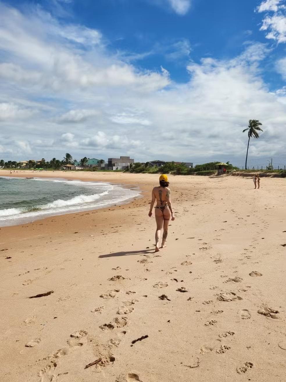 Pitty aproveita feriado em praia deserta — Foto: Instagram
