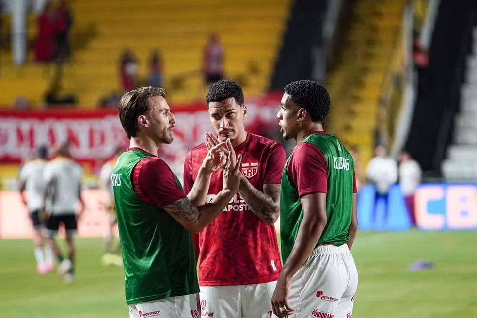 Bressan, Henri e Wallace, zagueiros do CRB, conversam antes de um jogo — Foto: CRB/Ascom