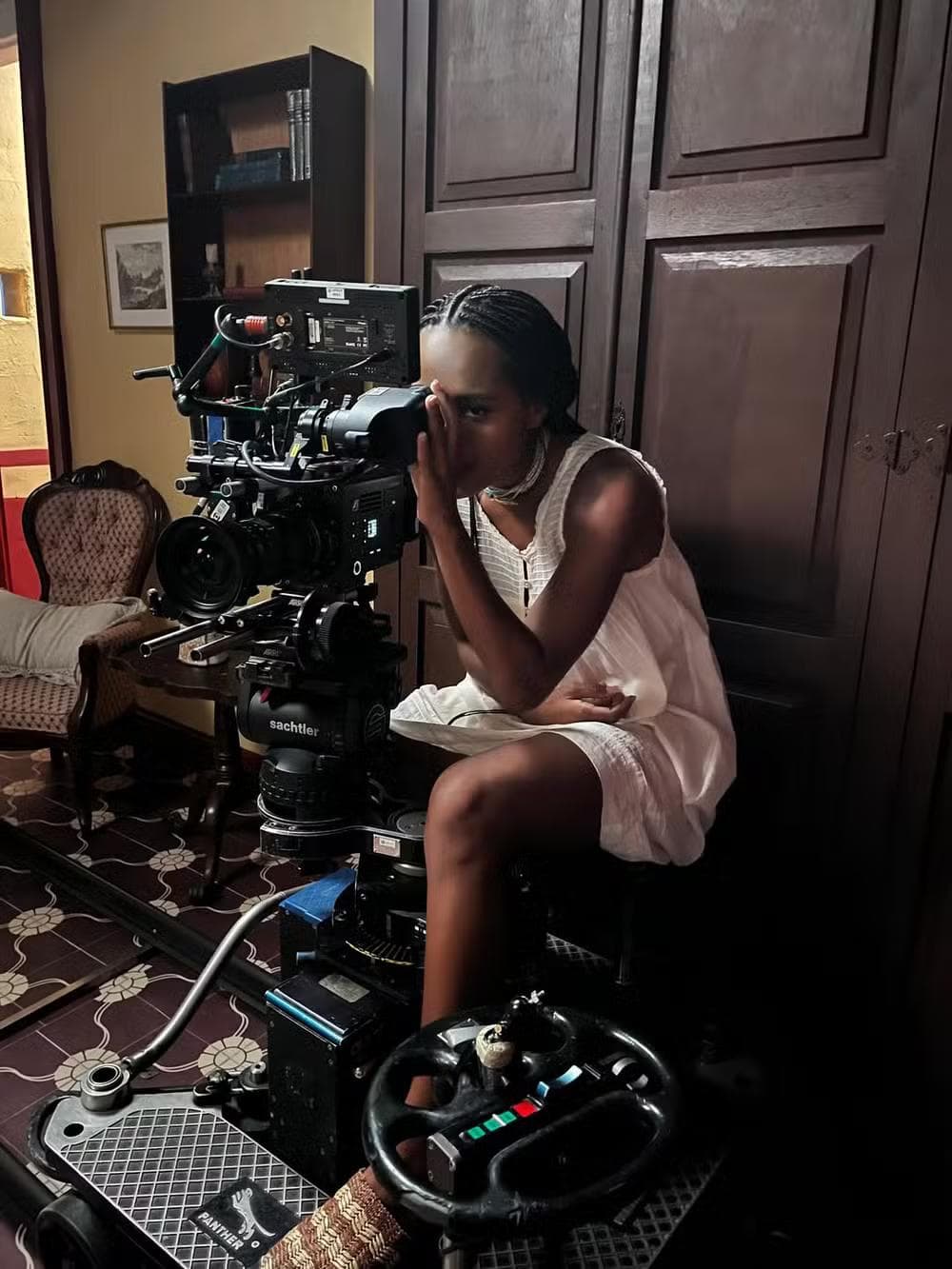 Duda Santos usa câmera nos bastidores — Foto: Reprodução/ Instagram @dudasantossd